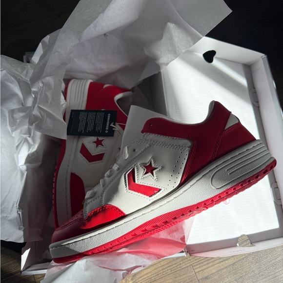 BRAND NEW WITH BOX RED AND WHITE CONVERSE WEAPON LOW TOP
SIZE 11.5 MENS - Picture 1 of 4